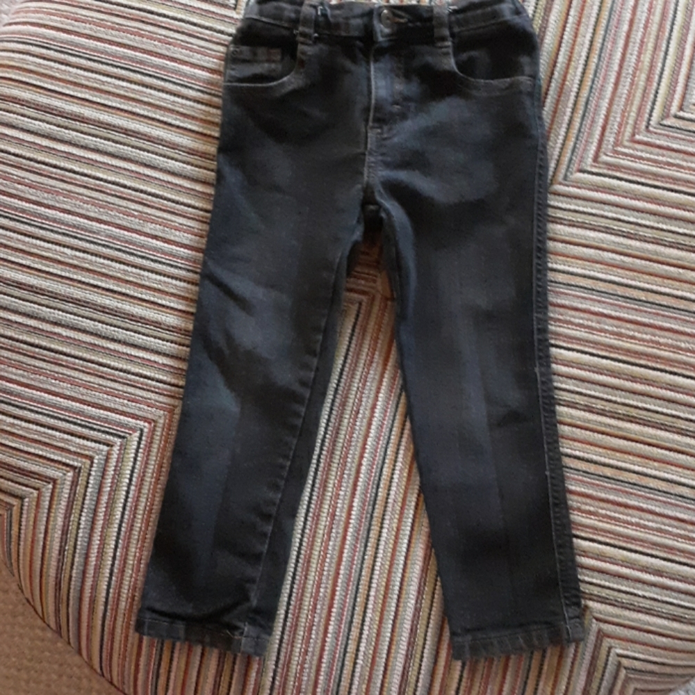Dark wash wranglers tapered leg.